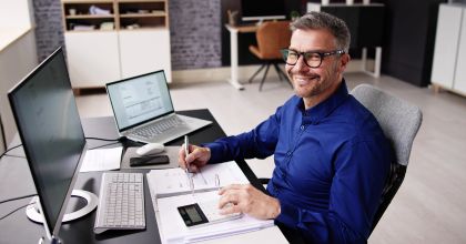 Kirjanpitäjän työskentelyä MiniMaxin toimistossa